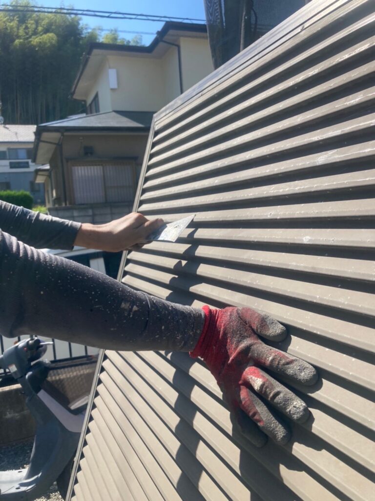 福岡県古賀市 屋根塗装(中塗り) 雨戸ケレン 写真10