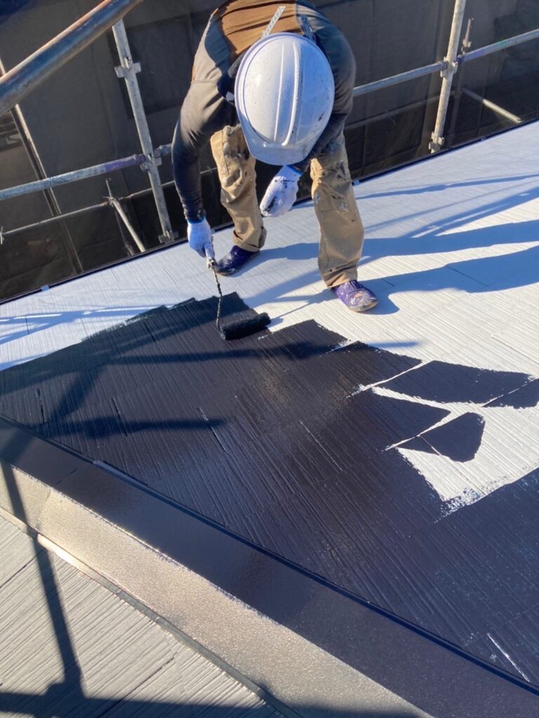 福岡県筑紫野市 屋根塗装 中塗り作業 写真2