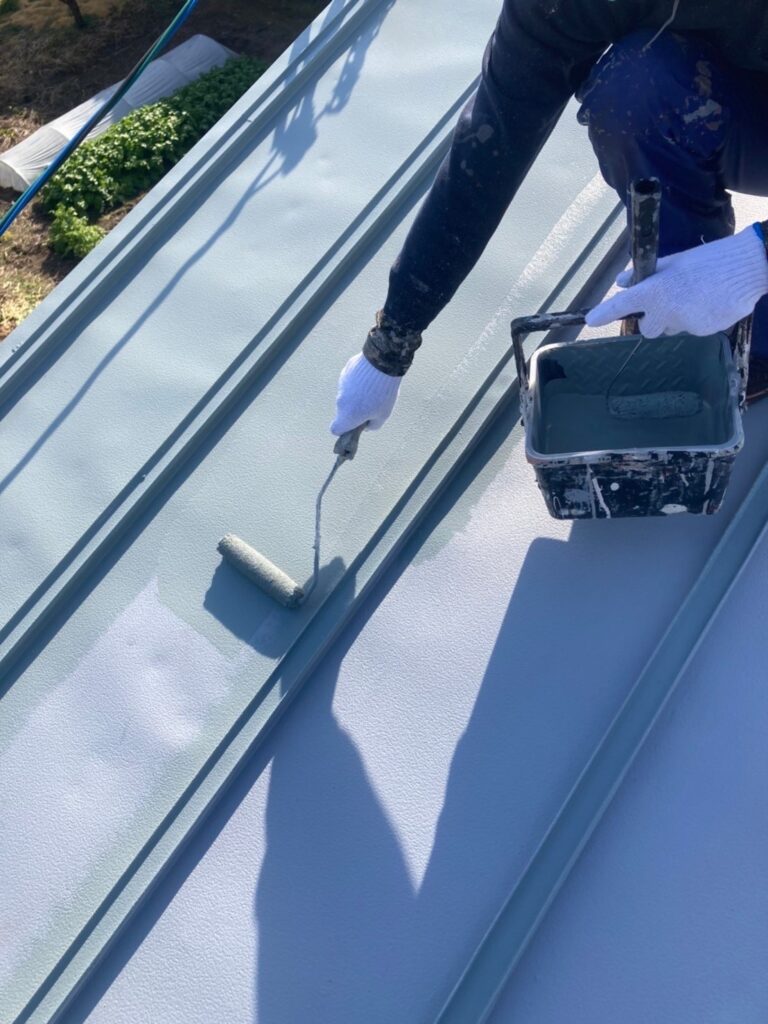 佐賀県鳥栖市 折板屋根塗装 中塗り作業 写真3