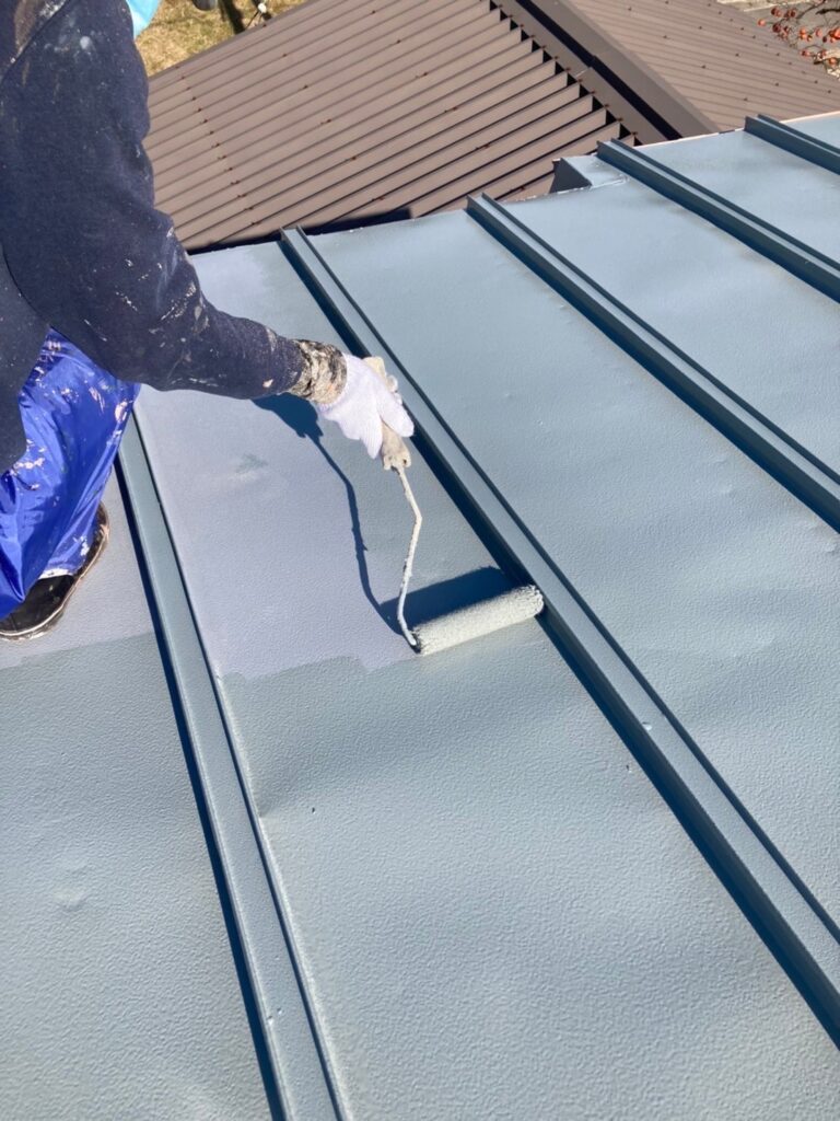 佐賀県鳥栖市 折板屋根塗装 中塗り作業 写真4