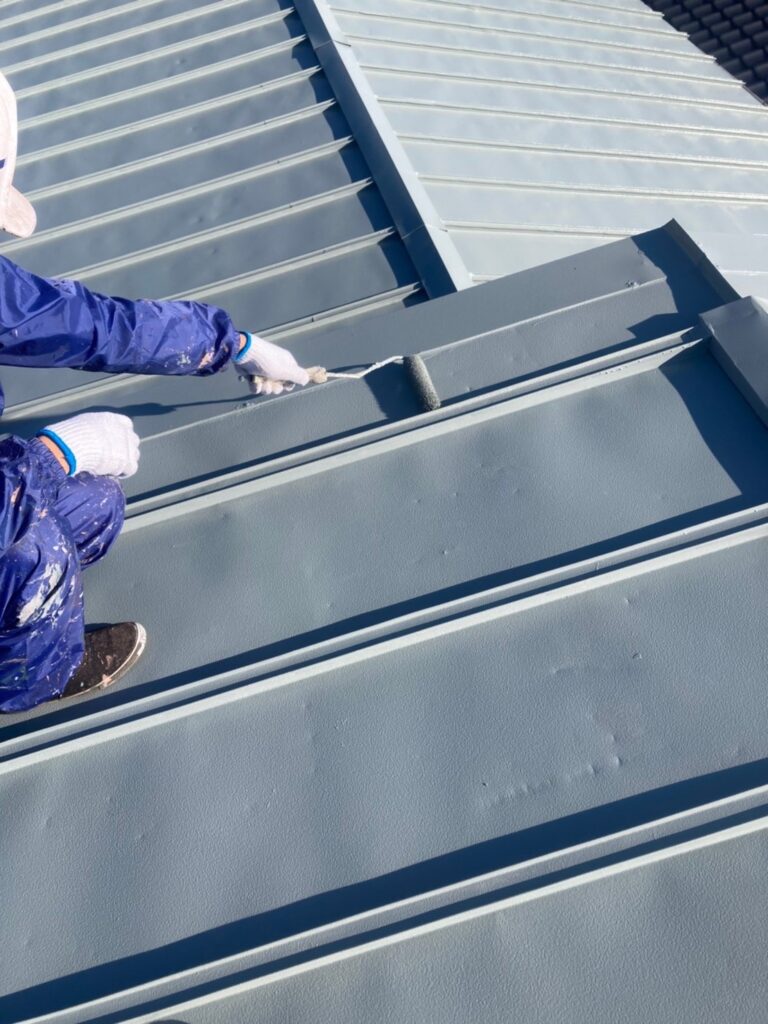 佐賀県鳥栖市 折板屋根塗装 上塗り作業 写真2