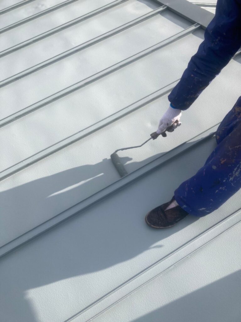 佐賀県鳥栖市 折板屋根塗装 上塗り作業 写真4