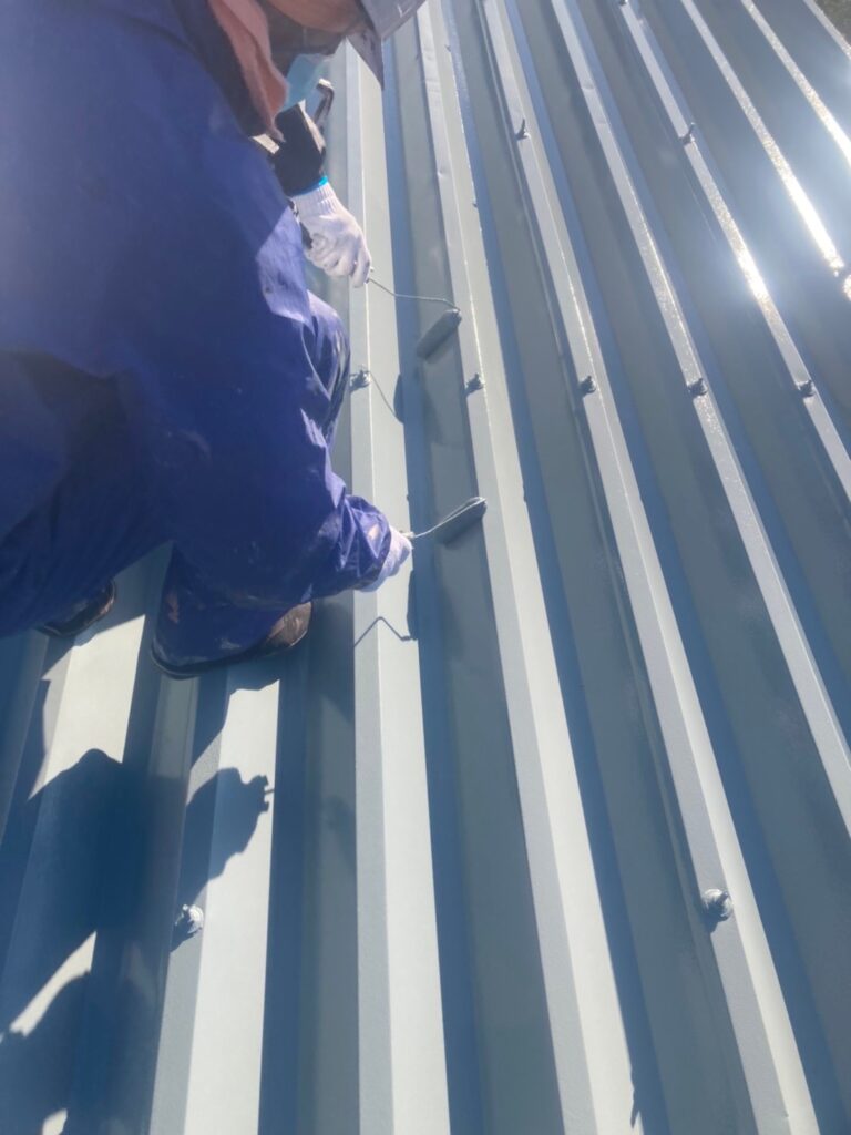 佐賀県鳥栖市 折板屋根塗装 上塗り作業 写真5