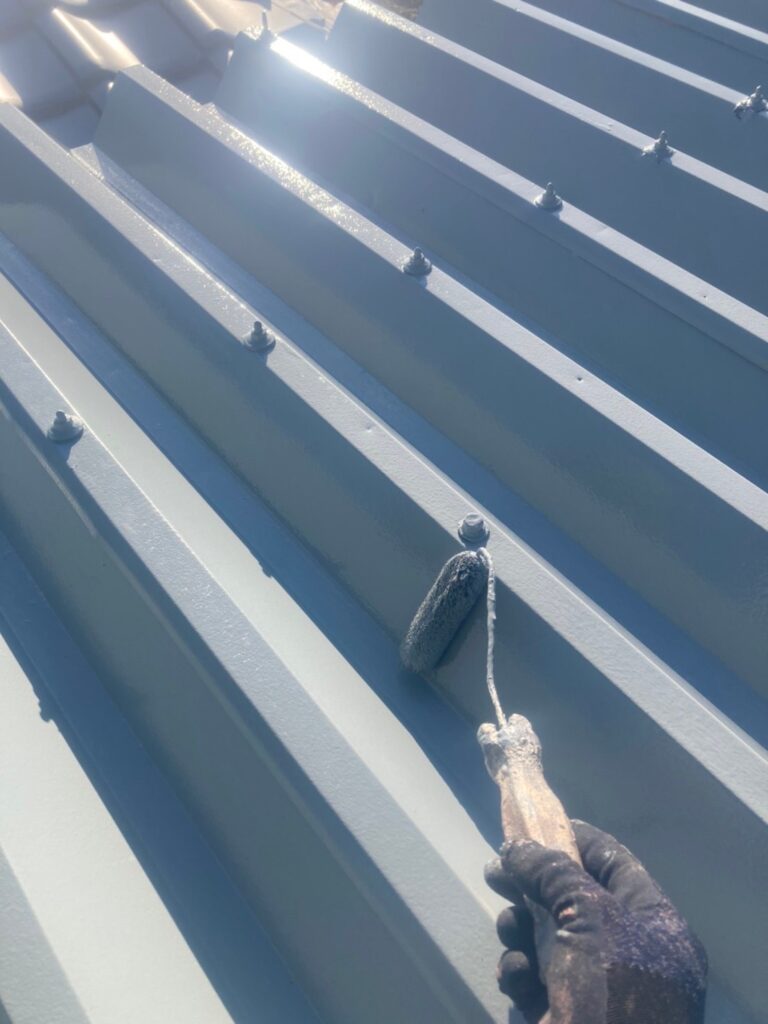 佐賀県鳥栖市 折板屋根塗装 上塗り作業 写真6