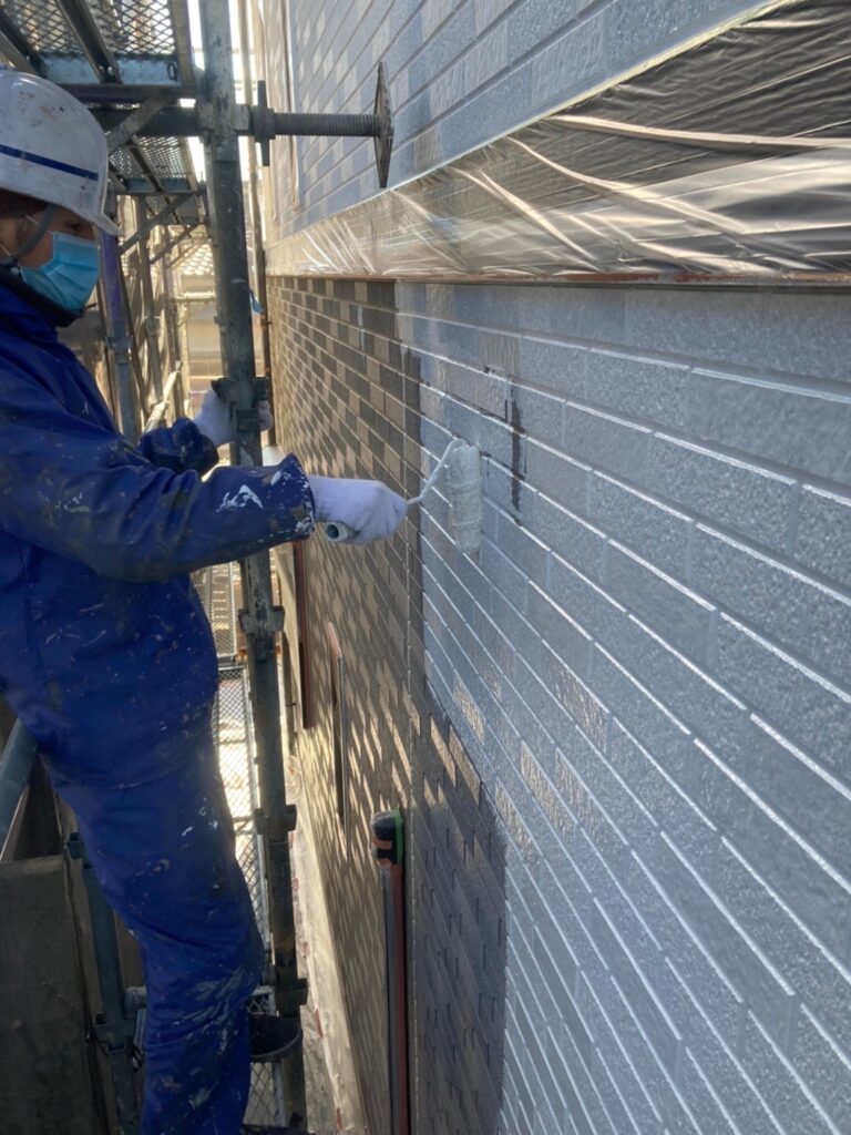 福岡県久留米市 外壁塗装 下塗り作業 写真4