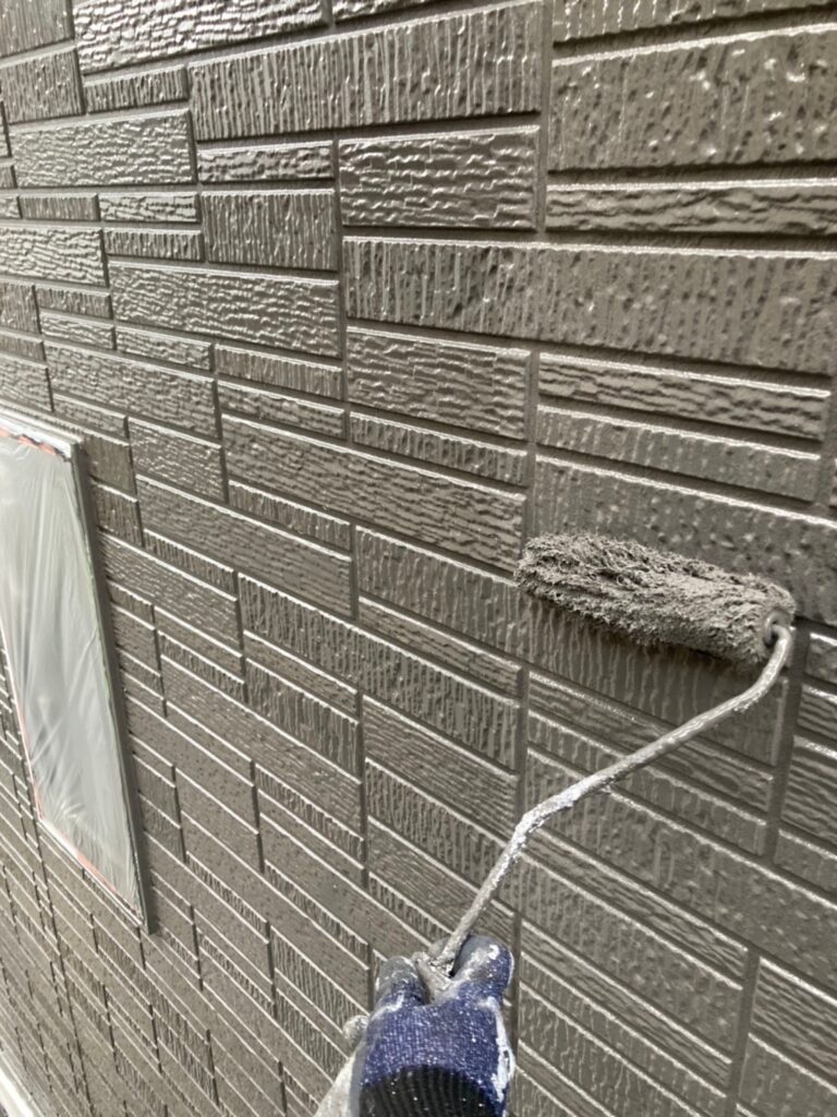 福岡県糟屋郡 外壁塗装 2階上塗り作業 写真1