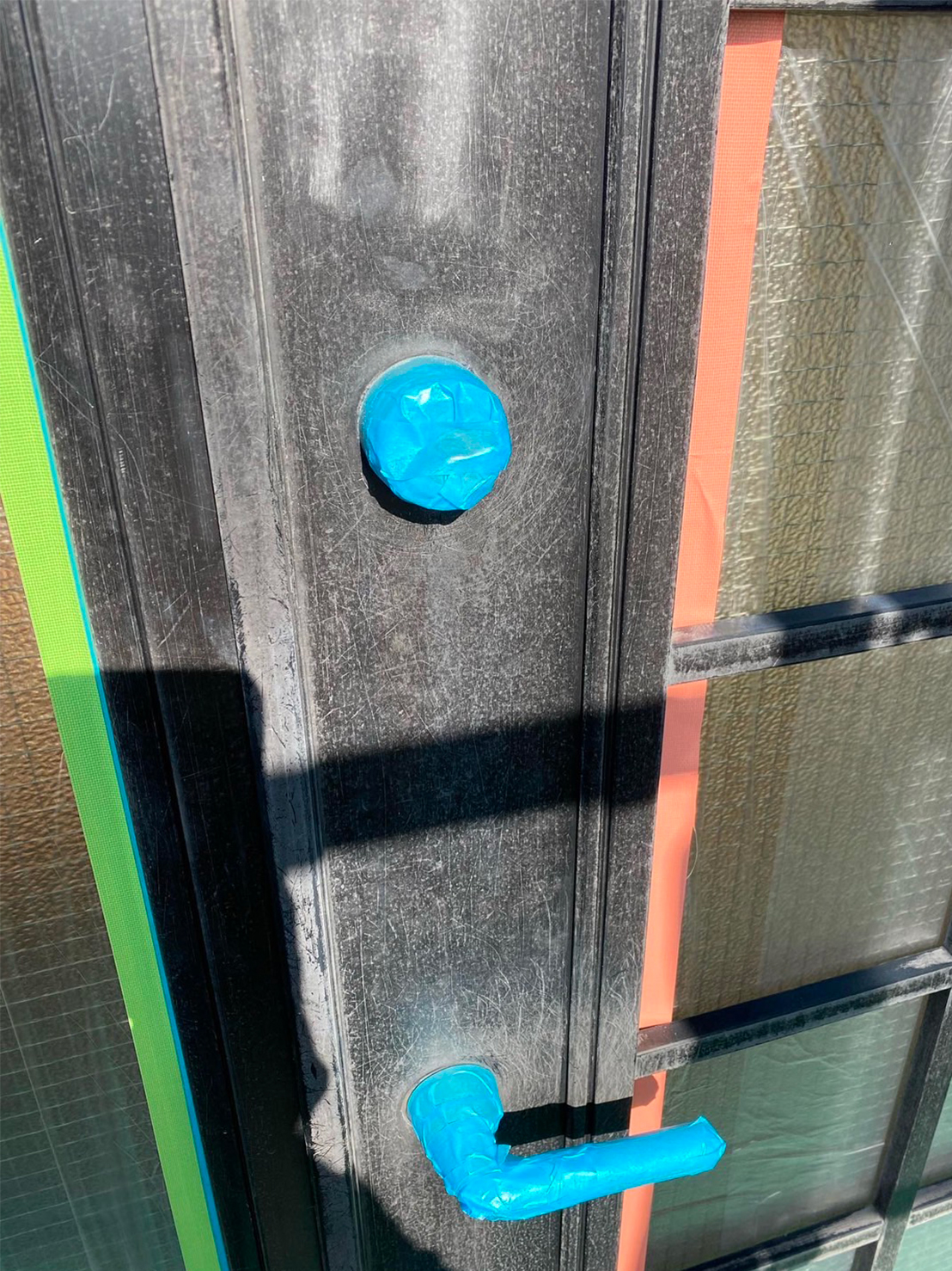 アルミサッシ玄関ドア塗装 シリンダーとドアノブの養生 写真5