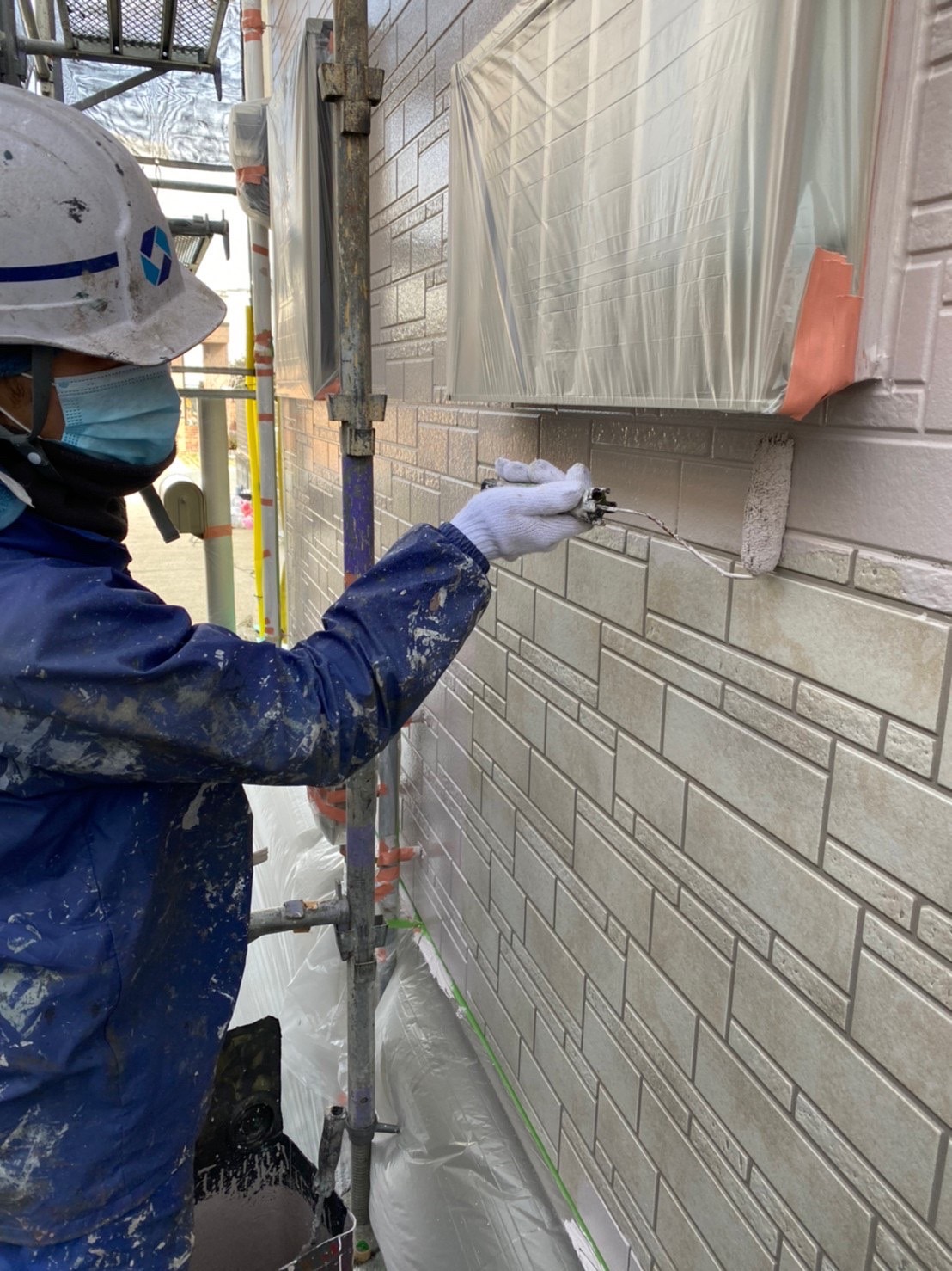 福岡県春日市 外壁塗装 中塗り作業 写真4