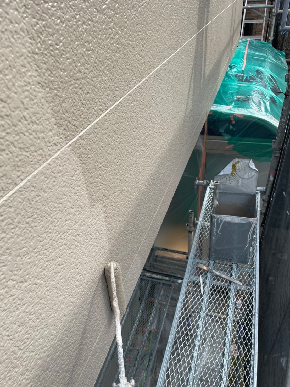 福岡県春日市 外壁塗装(アクセント部分) 上塗り中 写真6