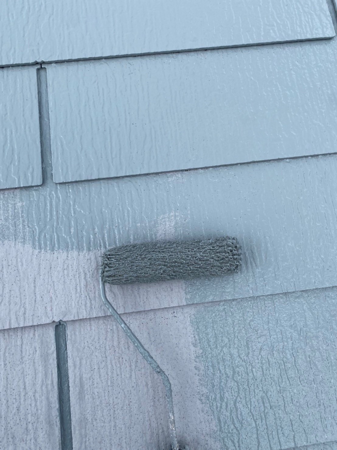 福岡県春日市 屋根塗装 中塗り作業 写真3