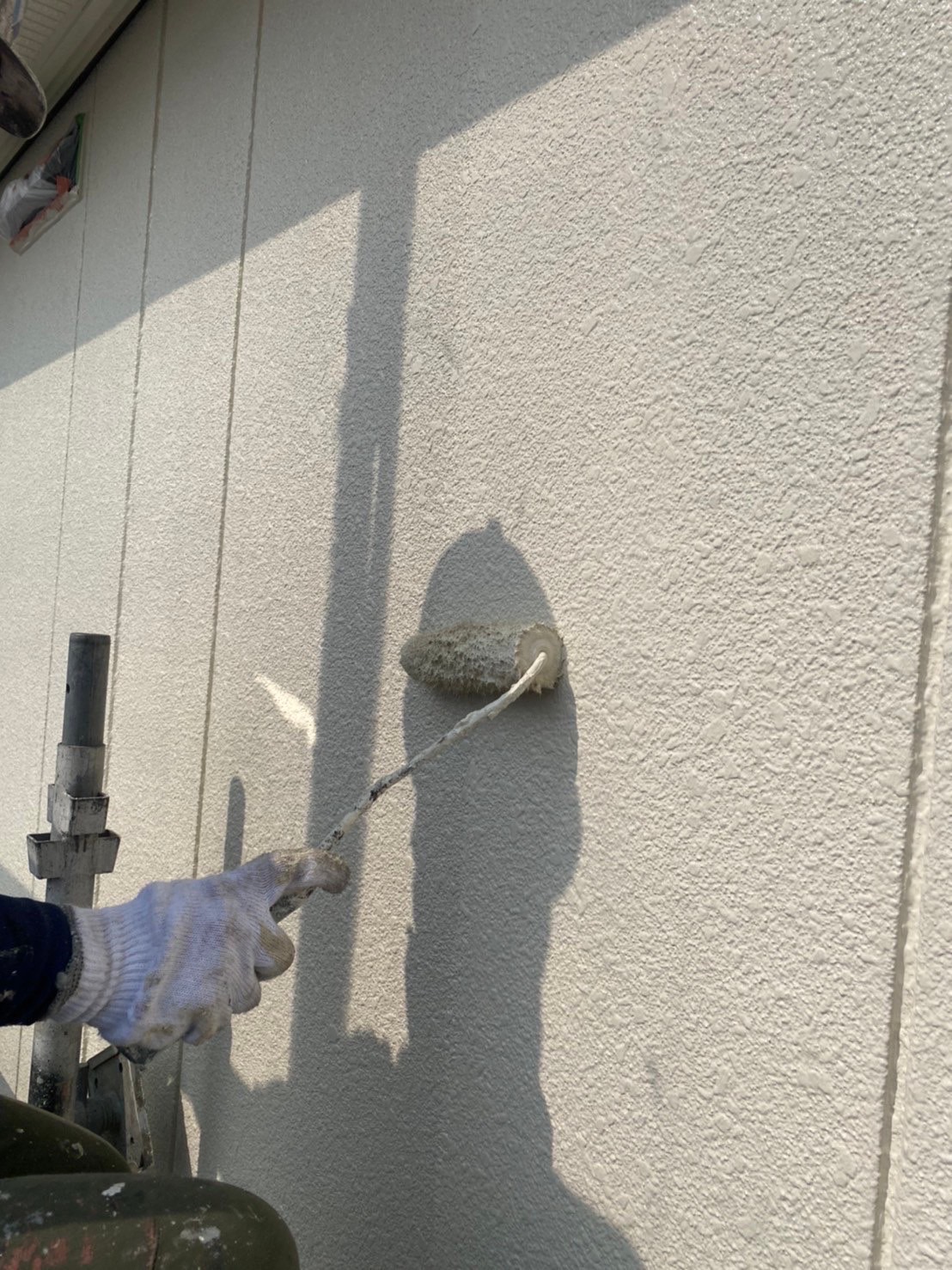 福岡県糟屋郡 外壁塗装 上塗り作業 写真10