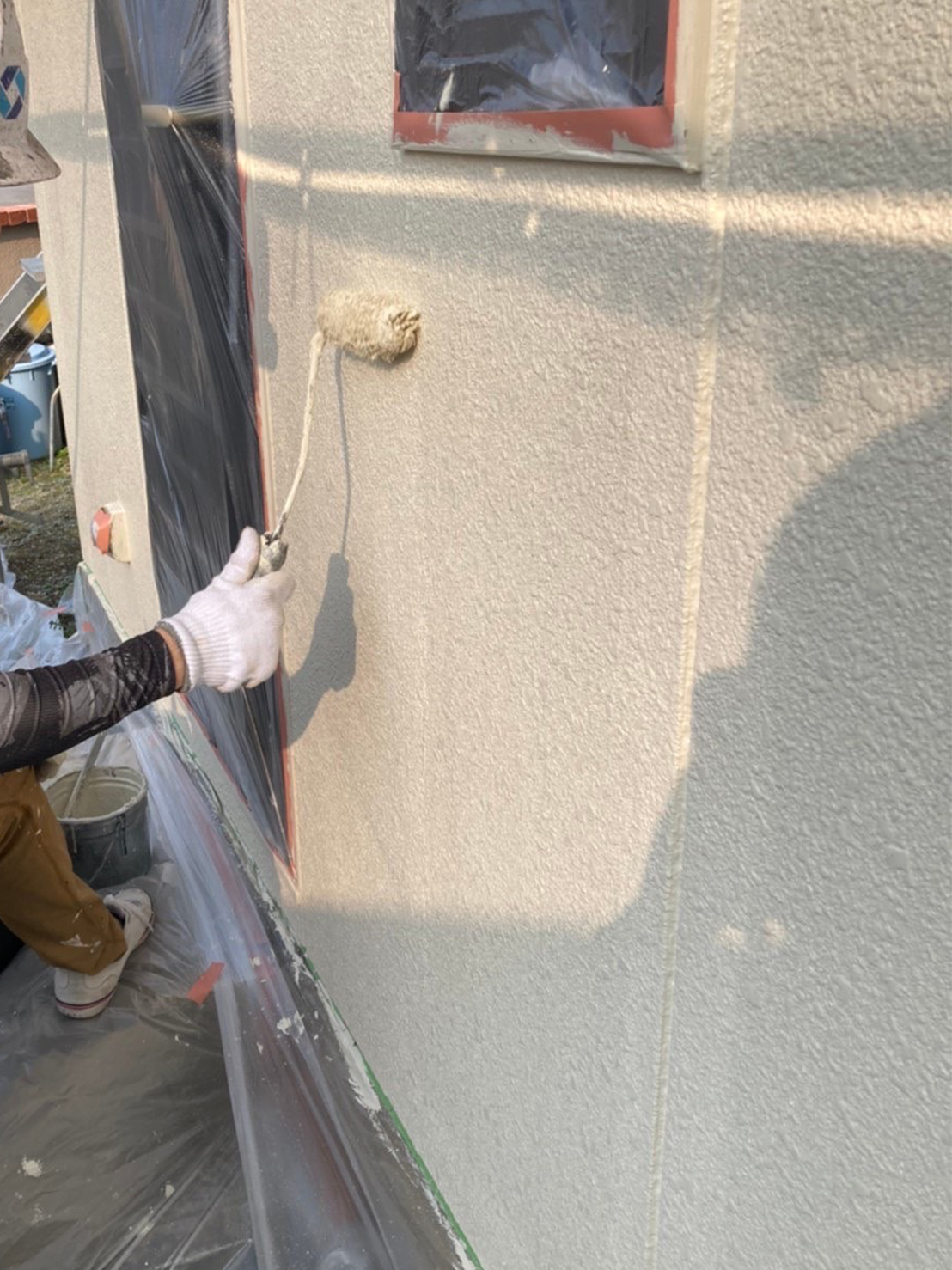 福岡県糟屋郡(No.36) 外壁塗装 上塗り作業 写真9