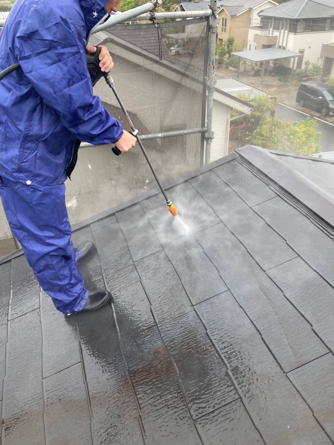福岡県福岡市西区(No.38) 屋根の高圧洗浄作業 写真1