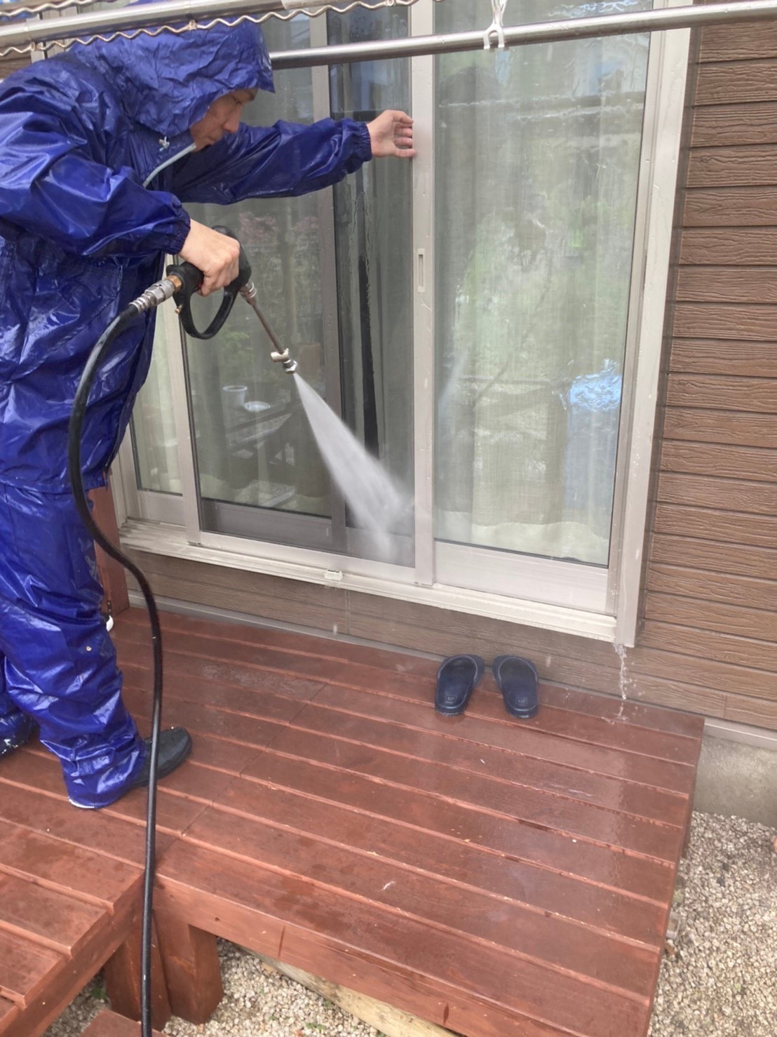 福岡県福岡市西区(No.38) 掃き出し窓とサッシの高圧洗浄作業 写真11