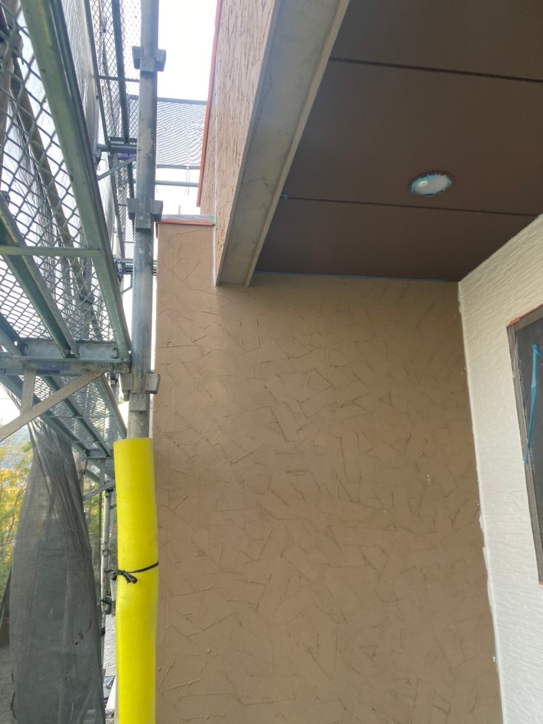 福岡県福岡市西区(No.38) 外壁塗装の下塗り(ジョリパット施工部分)完了 写真6