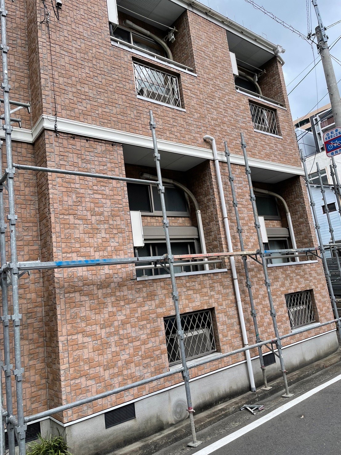 福岡県福岡市中央区 アパート改修工事 足場組立作業 写真4