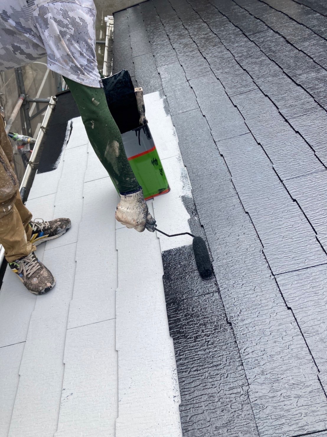 福岡県福岡市中央区 アパート改修工事 屋根中塗り作業 写真4