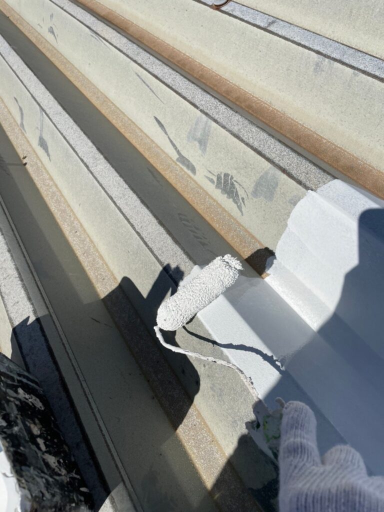 福岡県福岡市東区 テナントビル 屋根塗装・下塗り作業 写真2