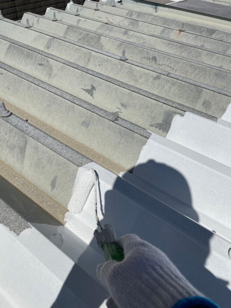 福岡県福岡市東区 テナントビル 屋根塗装・下塗り作業 写真3