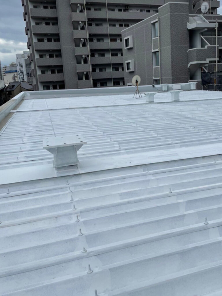福岡県福岡市東区 テナントビル 屋根塗装・下塗り完了 写真7