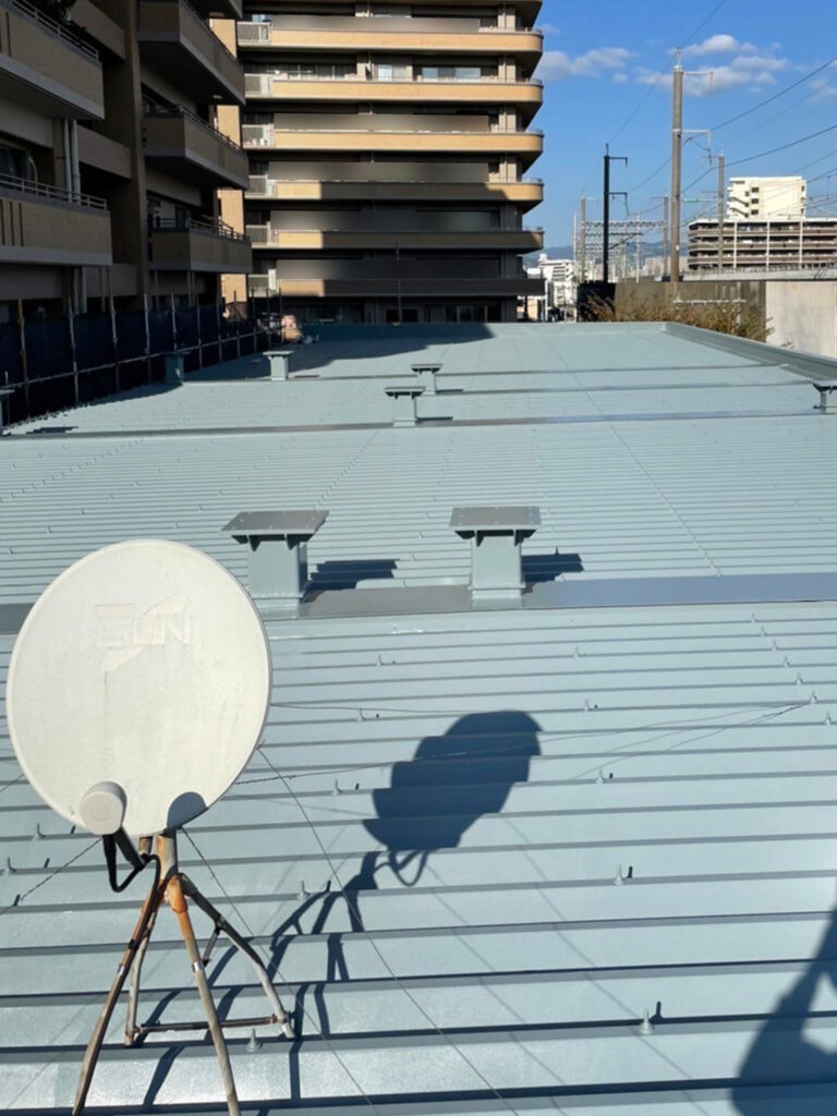 福岡県福岡市東区 テナントビル 屋根塗装・中塗り完了 写真7