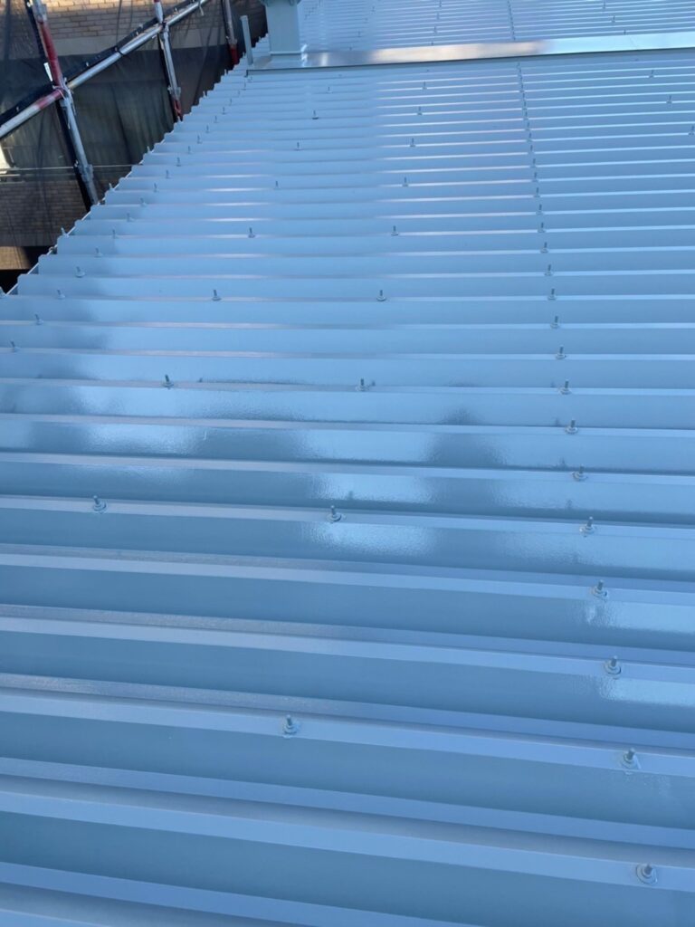 福岡県福岡市東区 テナントビル 屋根塗装・上塗り完了 写真5