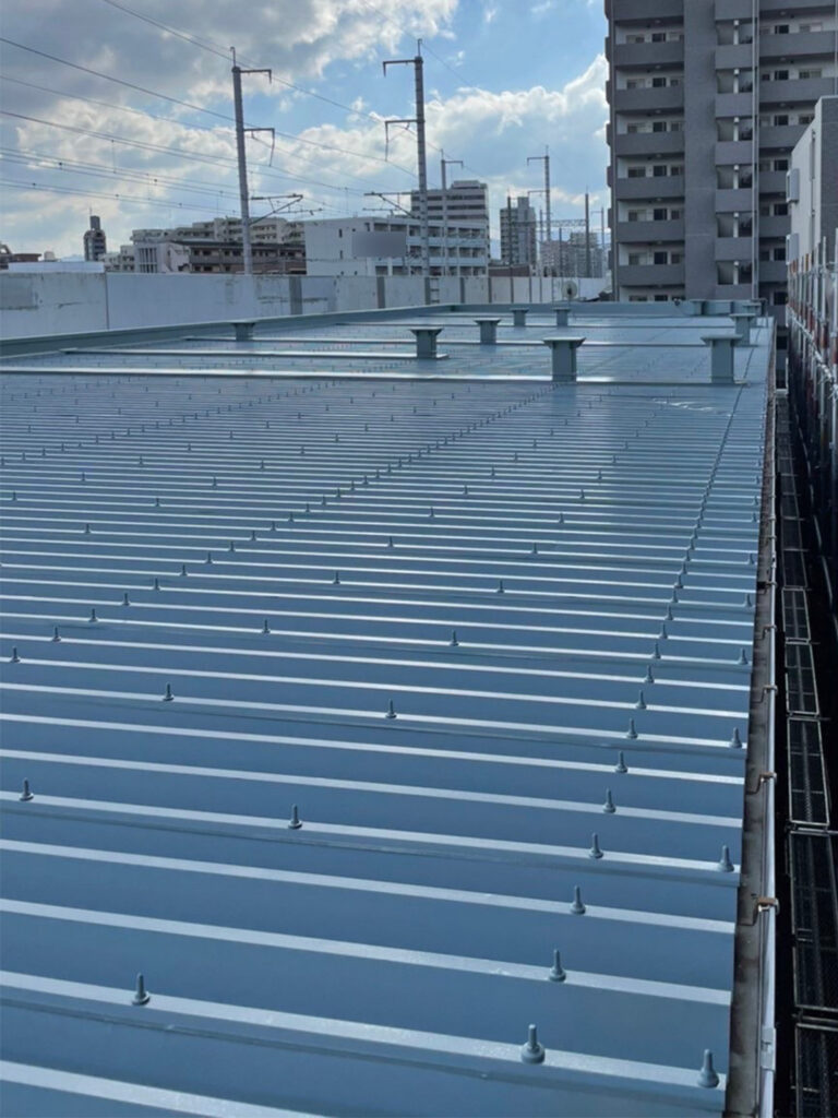 福岡県福岡市東区 テナントビル 屋根塗装・上塗り完了 写真8